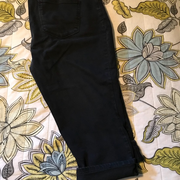 St. John's Bay Pants - Women’s black Capri pants